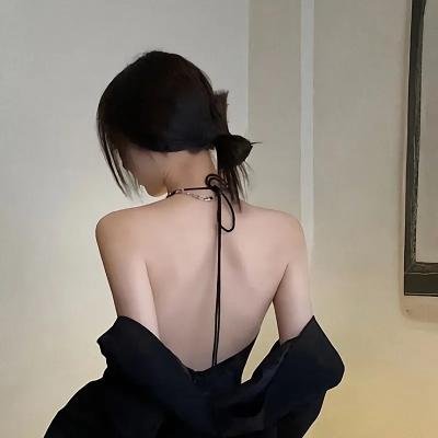 她行走于黑暗中海报